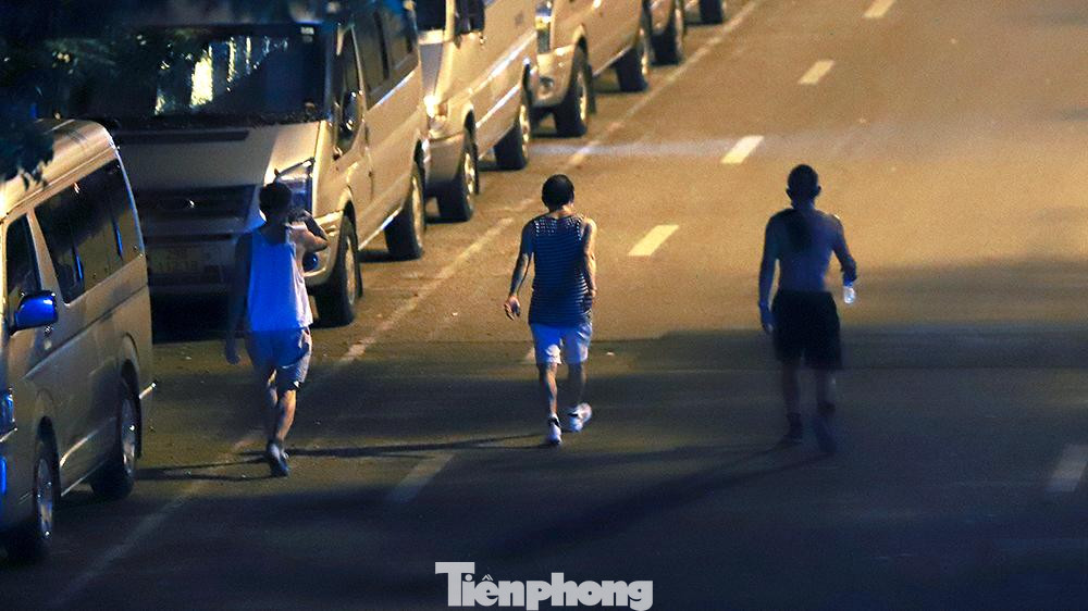 Quanh công viên Nghĩa Đô (quận Cầu Giấy), xuất hiện rất đông người dân đi bộ, tập thể dục vào tờ mờ sáng.