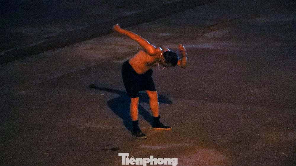 Chọn "múi giờ Nhật Bản" để ra đường tập thể dục nhằm tránh lực lượng chức năng. Thay vì 5 giờ sáng, họ chuyển sang tập vào rạng sáng khi cả Hà thành vẫn còn đang chìm trong giấc ngủ.