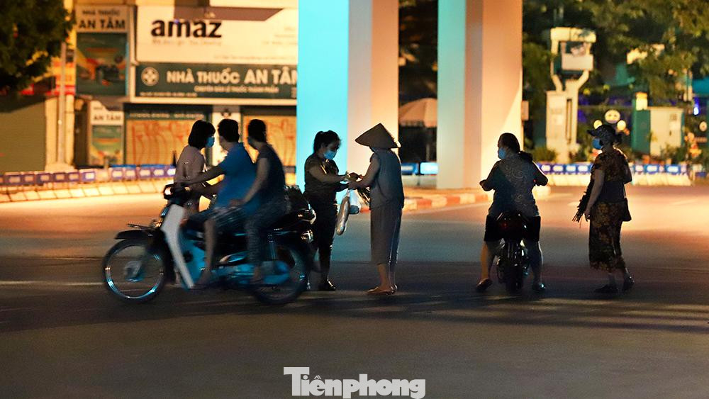 Nhiều người tập thể dục buổi sáng còn tụ tập mua đồ ngay giữa cầu Quan Hoa (quận Cầu Giấy).