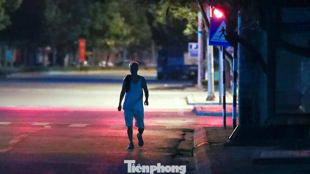 Ai cũng biết tác dụng vô cùng to lớn của việc tập thể dục thể thao, nâng cao sức khỏe. Tuy nhiên, khi chúng ta đang cách ly xã hội, việc tập thể dục cũng phải thực hiện cho phù hợp hoàn cảnh và đặc biệt là tuân thủ quy định về giãn cách xã hội của thành phố.