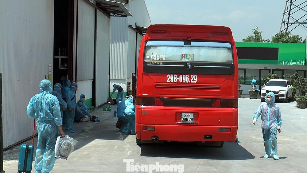 Hiện nay, Hà Nội đang tiếp tục thông báo các đơn vị liên quan điều tra xác minh lịch sử di chuyển và các trường hợp liên quan để cách ly lấy mẫu; khoanh vùng ổ dịch quy mô ngõ, đội tại thôn Quang Hiền, xã Hiền Giang, sàng lọc lấy mẫu xét nghiệm đối với người trong khu vực phong tỏa.