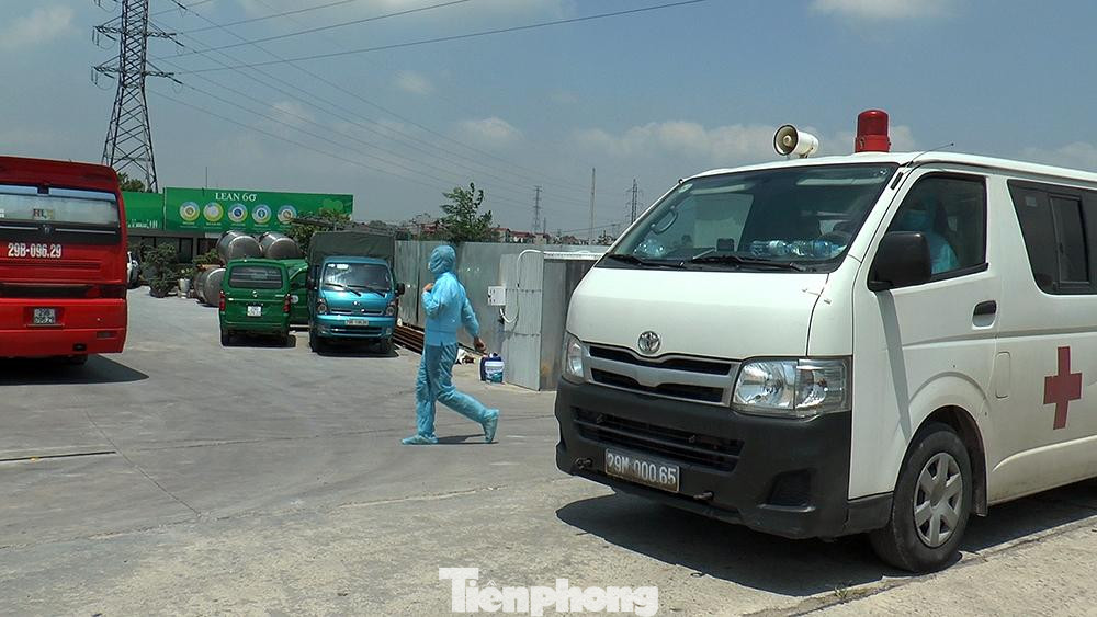 Trường hợp thứ ba là nam, tên G.A.D, sinh năm 1994, địa chỉ tại Vân Hồ, Sơn La. Địa chỉ công ty: Công ty cổ tập đoàn quốc tế Sland (Thôn Nhân Hiền- Hiền Giang – Thường Tín). Ngày khởi phát: 13/5/2021. Kết quả xét nghiệm: dương tính SARS-CoV-2 bằng PCR (CDC Hà Nội thực hiện). Bệnh nhân làm cùng công ty với bệnh nhân 3677 và bệnh nhân H.B.T (không cùng phân xưởng, không tiếp xúc với 2 bệnh nhân trên).