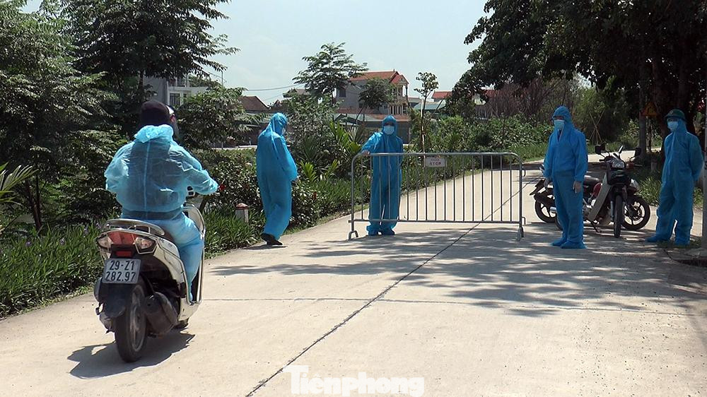 Trường hợp dương tính SARS-CoV-2 thứ nhất là nam, tên P.T.T, sinh năm 1987. Địa chỉ nơi ở: Thôn 5, Đông Mỹ, Thanh Trì, Hà Nội. Địa chỉ công ty: Công ty cổ tập đoàn quốc tế Sland (Thôn Nhân Hiền- Hiền Giang – Thường Tín). Ngày khởi phát: 14/5/2021. Ngày lấy mẫu xét nghiệm: 13/5/2021. Kết quả xét nghiệm: dương tính SARS-CoV-2 bằng PCR (CDC Hà Nội thực hiện). Bệnh nhân làm cùng Cty với bệnh nhân 3677 (Hưng Yên) và bệnh nhân H.B.T.