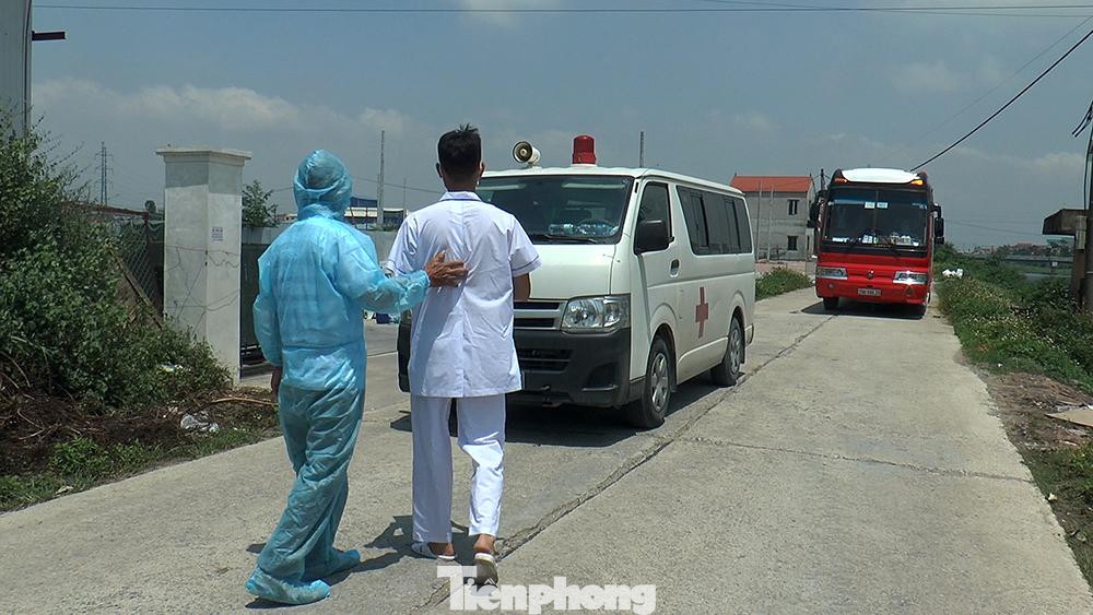 Trường hợp thứ hai là nam, tên V.A.T, sinh năm 1999. Địa chỉ tại bản Hua Tạt, Vân Hồ, Sơn La. Địa chỉ công ty: Công ty cổ tập đoàn quốc tế Sland (Thôn Nhân Hiền- Hiền Giang – Thường Tín). Ngày khởi phát: 12/5/2021. Kết quả xét nghiệm: dương tính SARS-CoV-2 bằng PCR (CDC Hà Nội thực hiện). Bệnh nhân làm cùng công ty với bệnh nhân 3677 và bệnh nhân H.B.T.