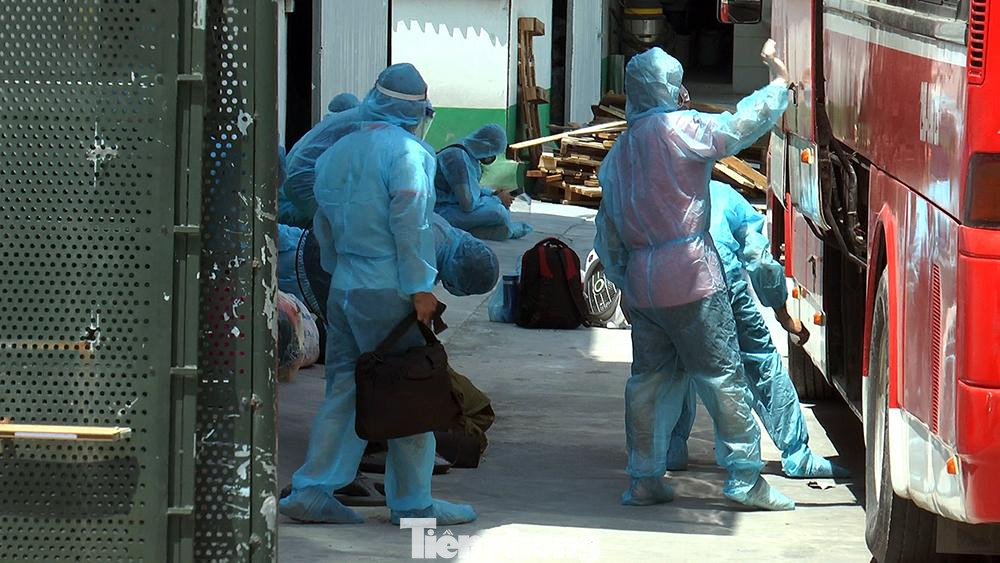 Ghi nhận tại Cty Cổ phần tập đoàn quốc tế Sland (thôn Nhân Hiền, Hiền Giang, Thường Tín), mọi hoạt động tại đây đã được tạm dừng, công nhân phải mặc bảo hộ để sẵn sàng xét nghiệm sàng lọc và phân loại mức độ lây nhiễm.