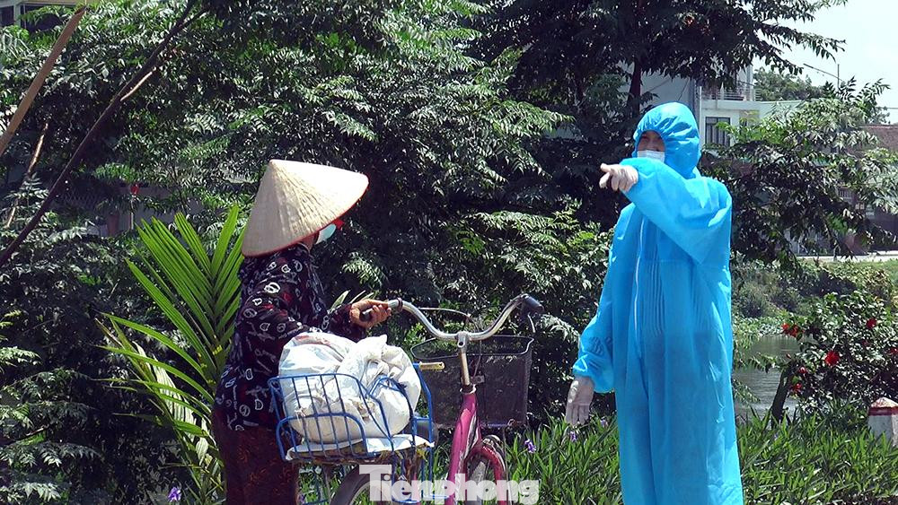 Người dân sống gần khu vực được hướng dẫn đi vòng đường khác, tránh đi qua khu nhà máy đang bị phong toả.