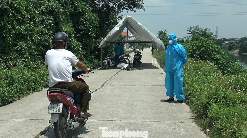 Thời điểm buổi trưa nay (14/5), mọi ngả đường dẫn vào một công ty đóng trên địa bàn thôn Nhân Hiền, xã Hiền Giang, (huyện Thường Tín, Hà Nội) đều bị phong toả.