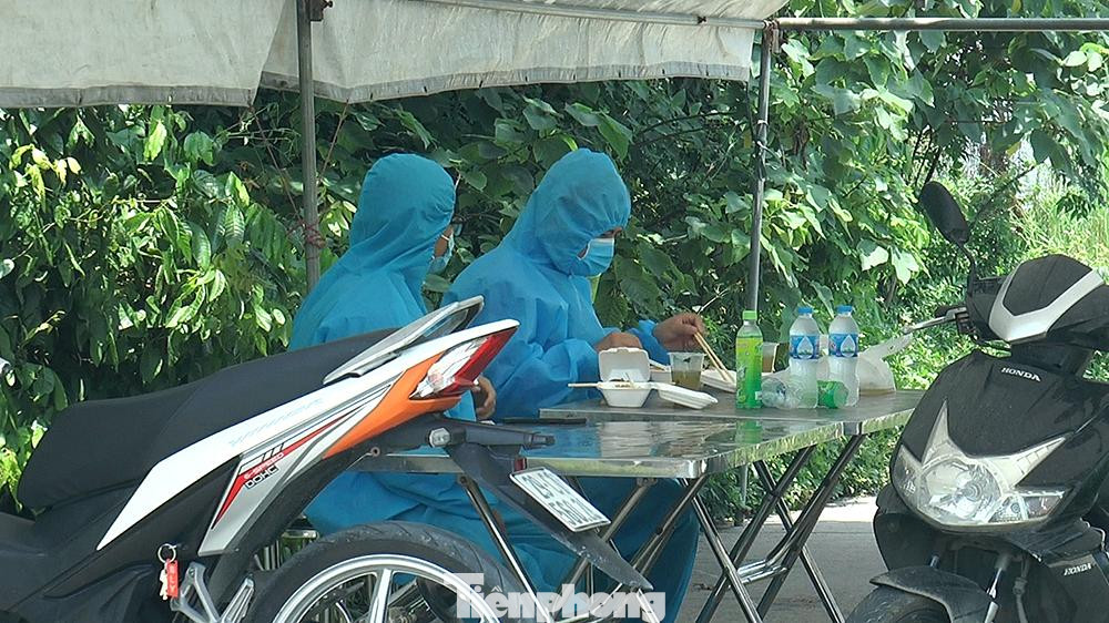 Ngoài ra, xã Hiền Giang đã lập 3 chốt cách ly tại thôn Quang Hiền, là nơi ở của ca F1 của bệnh nhân 3677 (Hưng Yên).