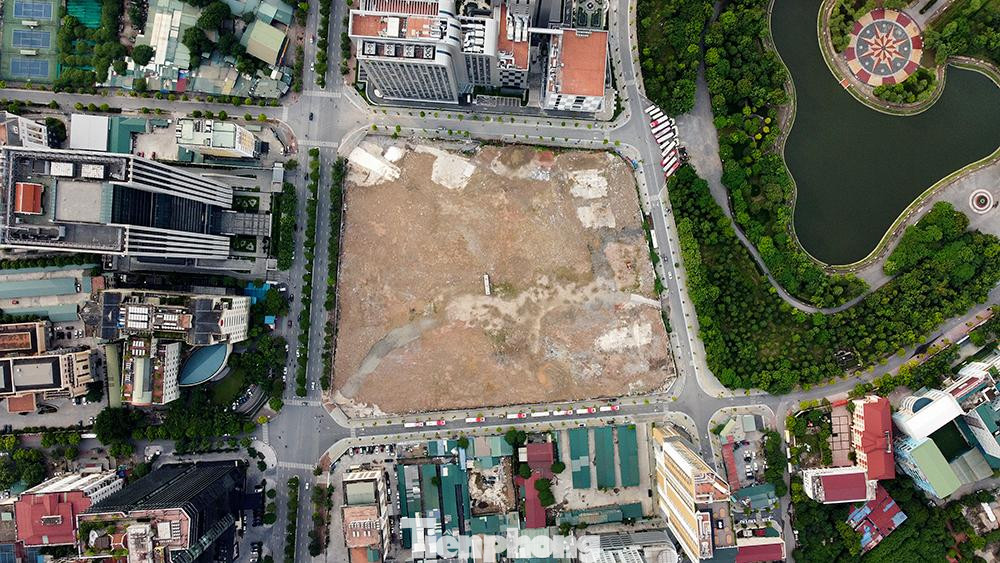 Ô đất Đại sứ quán Mỹ thuê để xây trụ sở có 4 mặt tiền. Trong đó, một mặt giáp với đường Phạm Văn Bạch đối diện với trụ sở Viện Huyết học truyền máu T.Ư, Viện Kiểm sát nhân dân Tối cao và Báo Tiền Phong cơ sở Phạm Văn Bạch; một mặt giáp với Công viên Cầu Giấy, chỉ cách một con đường; hai mặt còn lại đều có đường lớn được thảm nhựa, có vỉa hè trồng cây.