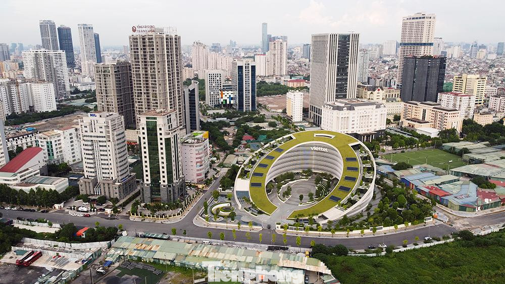 Công trình nằm trong tổng thể quy hoạch toàn bộ khu vực với nhiều dự án đẹp mắt như trụ sở Tập đoàn Viettel, Tập đoàn FPT...