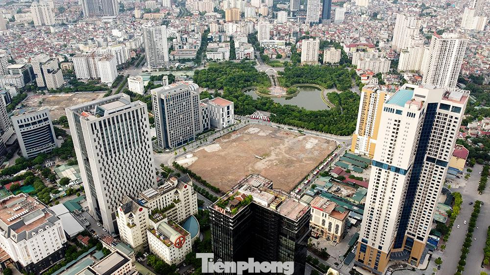 Theo thông tin từ Bộ Ngoại giao, trong chuyến thăm vừa qua nước ta của Phó tổng thống Mỹ Kamala Harris, UBND TP.Hà Nội đã ký hợp đồng cho thuê đất với Đại sứ quán Mỹ để xây trụ sở mới tại Q.Cầu Giấy. Ô đất có 4 mặt phố với một mặt view trọn vẹn Công viên Cầu Giấy.