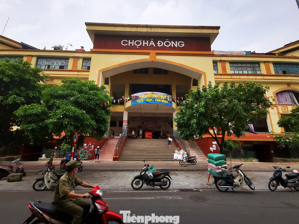 Trước đó, Ban Quản lý chợ Hà Đông yêu cầu các hộ kinh doanh tại khu B chợ thu dọn, che đậy hàng hóa và phải ra khỏi chợ trước 18h30 ngày 23/8 để Trung tâm Y tế quận Hà Đông làm công tác khử khuẩn.