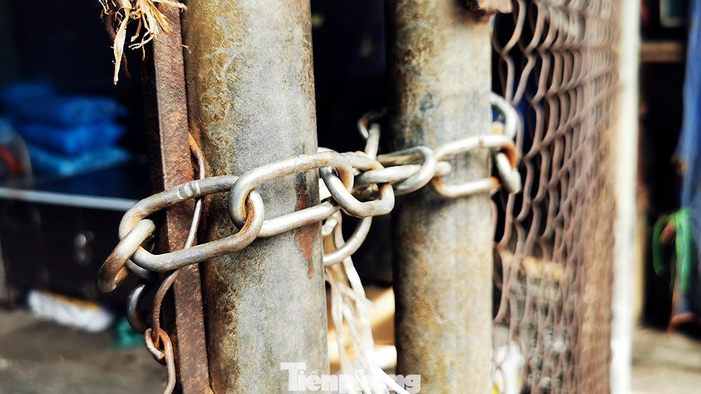 Cổng vào khu bán mặt hàng tươi sống được rào kín, khóa chặt.