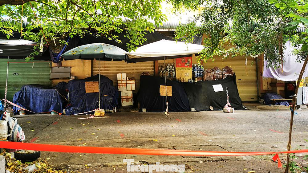 Những gian hàng, ki ốt quanh chợ đều phủ bạt kín mít.