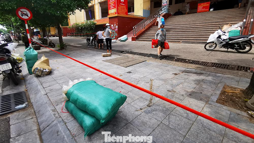 Trong ngày 23/8, địa bàn quận Hà Đông có ca bệnh F0 là T.T.N, nữ, sinh năm 1966, cư trú tại tổ dân phố 2, phường Quang Trung. Qua khai thác lịch trình, F0 có đi mua hàng tại chợ Hà Đông.