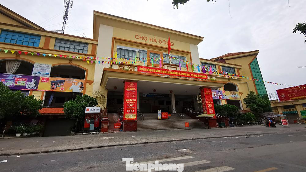 Cổng chợ Hà Đông mặt đường Lê Lợi.