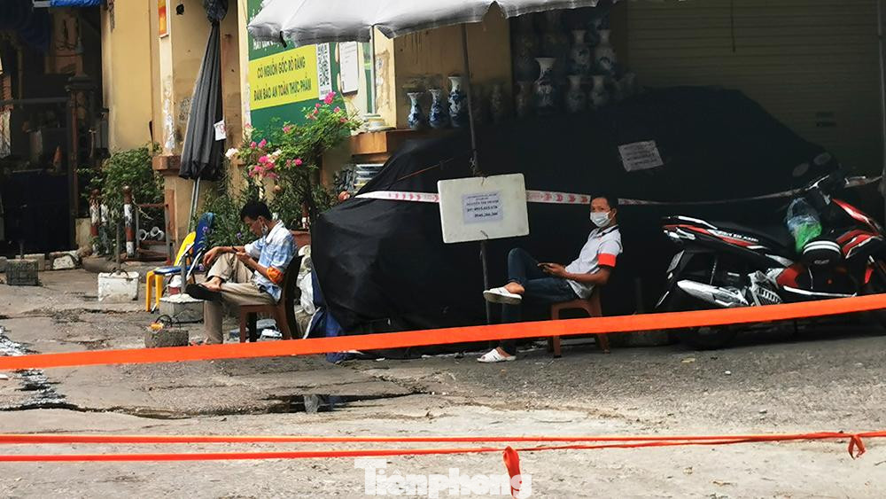 Quanh chợ đều có lực lượng bảo vệ túc trực.