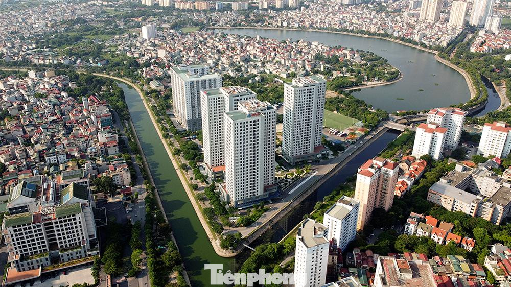 Để chủ động phòng, chống dịch COVID-19, bảo đảm an toàn cho Thủ đô và sức khỏe của nhân dân, Ủy ban nhân dân thành phố Hà Nội vừa có chủ trương trưng dụng 10 dự án nhà tái định cư (bao gồm cả khuôn viên chung quanh các tòa nhà chung cư) để sử dụng làm nơi cách ly, lập bệnh viện dã chiến.