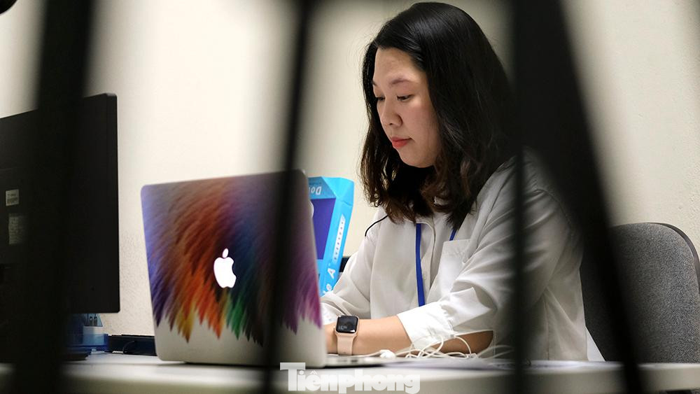 Họ cũng chính là người gọi điện hỏi thăm sức khỏe từng cư dân trên địa bàn,