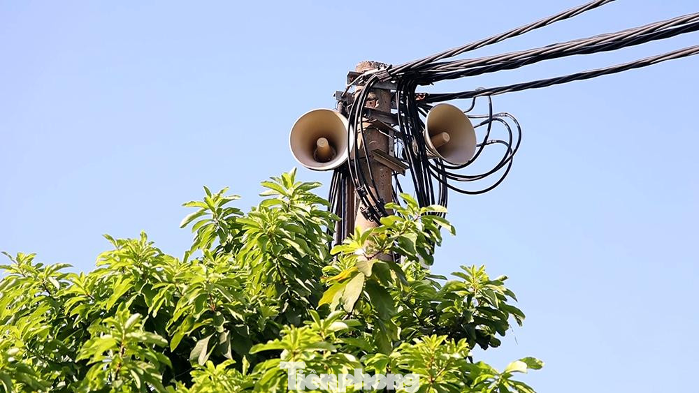 Giữa “mùa COVID-19” cam go, những chiếc loa phường cũ kỹ bỗng “hồi sinh” trở thành một công cụ đắc lực trong công tác phòng chống dịch, giúp người dân tiếp cận với các thông tin một cách nhanh nhất.