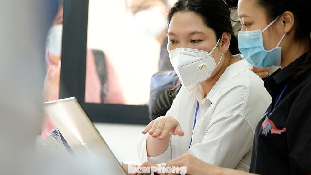 Trong công cuộc đẩy lùi kẻ thù chung mang tên COVID-19, những phát thanh viên loa phường này là một mắt xích quan trọng.