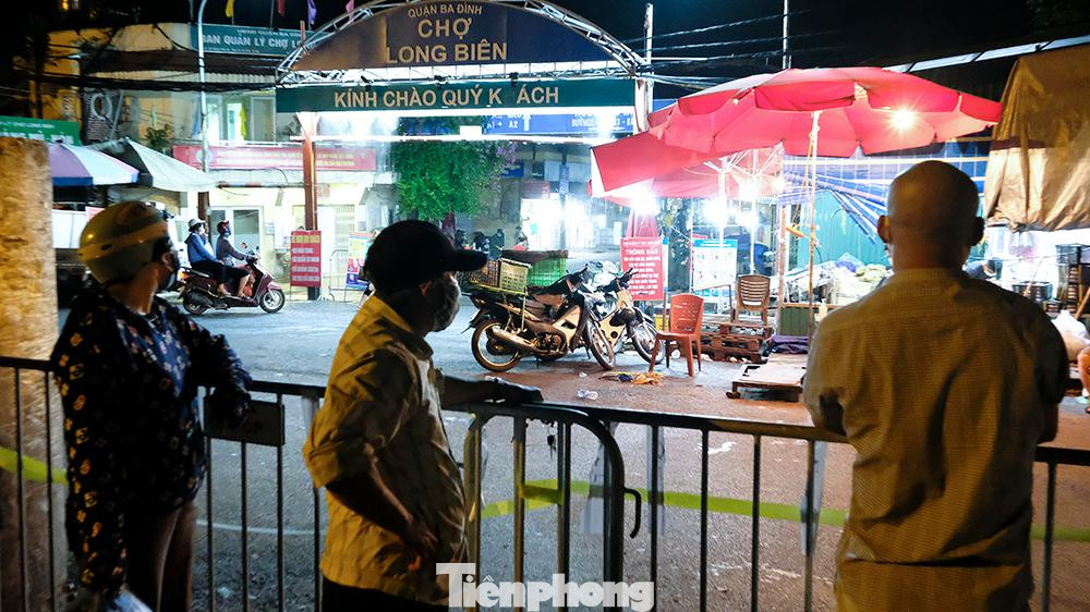 Nhận được tin báo, chợ Long Biên đã tổ chức lập rào chắn, tạm thời cách ly khu vực bán đồ hải sản để tiến hành các công tác phòng chống dịch.