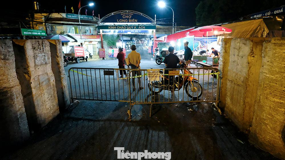 Cổng vào chợ Long Biên được rào chắn vào chiều tối nay (1/8).