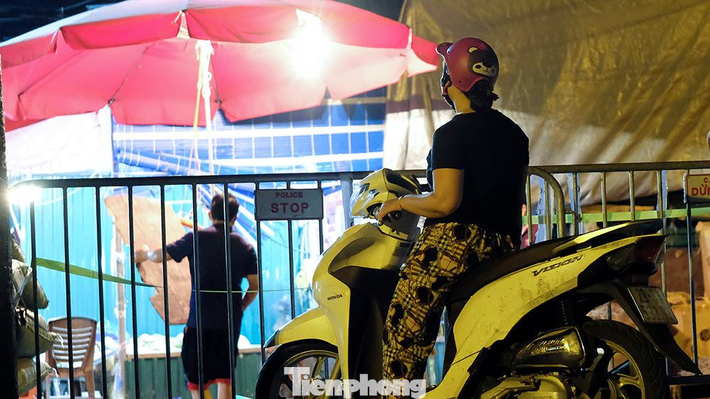 Do bệnh nhân liên quan các gian hàng bán tôm cá, nên tất cả khu vực này đã được rào chắn.