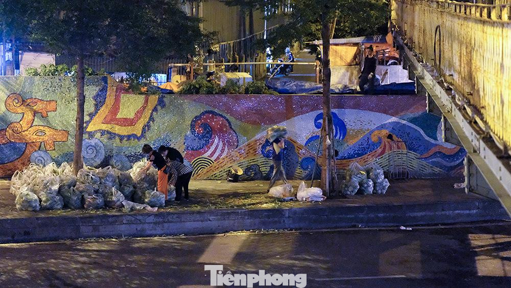 Tiểu thương tập kết hàng bên ngoài đường Yên Phụ vì không được mang vào chợ qua cổng chính.