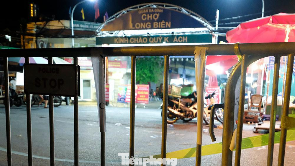 Hàng rào tạm tạo khoảng ngăn cách giữa chợ với giao thông bên ngoài