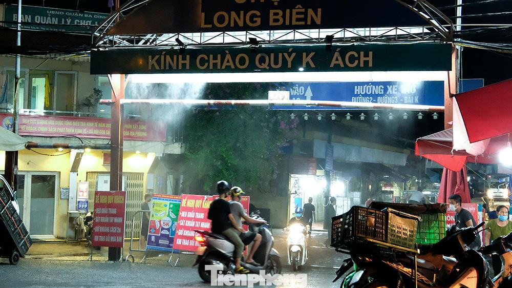 Trong đó, N.T.C, nữ, 1981, địa chỉ tại Đội 3 Lạc Thị, Ngọc Hồi, Thanh Trì; là người bán hàng tôm, cá thường xuyên lấy hàng tại chợ Tam Hiệp và Long Biên. Ngày 31/7, bệnh nhân được test nhanh sàng lọc tại Trạm Y tế Ngọc Hồi nghi ngờ dương tính, lấy mẫu PCR kết quả dương tính.