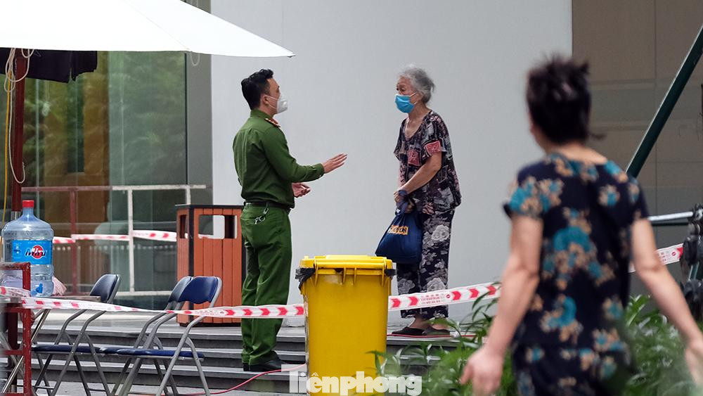 Đặc biệt cư dân sinh sống ở tầng 20 tòa Park 7 ở trong nhà không được rời khỏi tầng 20 để đợi lấy mẫu xét nghiệm.