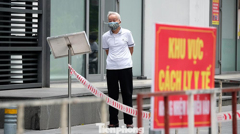 Theo lãnh đạo UBND phường Mai Động, từ kết quả truy vết và xác định các trường hợp liên quan, chính quyền sở tại sẽ có động thái gỡ phong tỏa hoặc tiếp tục phong tỏa tòa Park 7 để khoanh vùng, dập dịch. Tòa Park 7 này hiện có hơn 500 căn hộ.