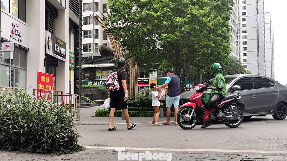 Một gia đình sinh sống ở tòa nhà đối diện sáng nay đã tạm di tản đến nơi khác để phòng dịch.