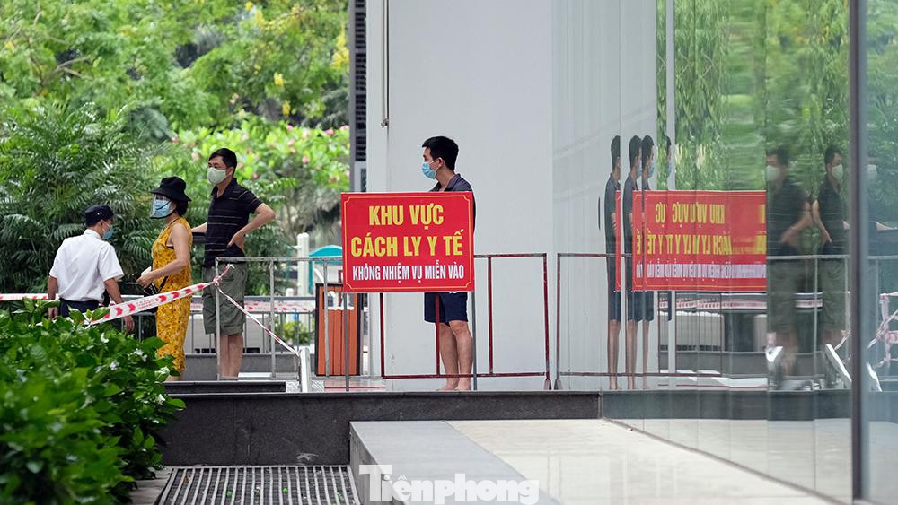 Công tác phong tỏa tạm thời tòa Park 7, Park Hill thuộc Khu đô thị Times City (phường Mai Động, quận Hoàng Mai) được thực hiện từ tối ngày hôm qua (3/6).