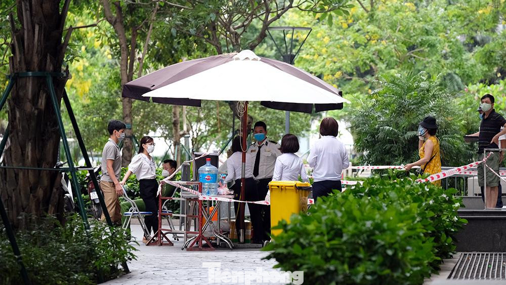 Liên quan đến ca dương tính với SARS-CoV-2 tại tòa Park 7, lãnh đạo Ủy ban Nhân dân phường Mai Động (quận Hoàng Mai) cho biết trường hợp này đã được cách ly tập trung từ ngày 24/5, đến ngày 3/6 thì có kết quả xét nghiệm dương tính