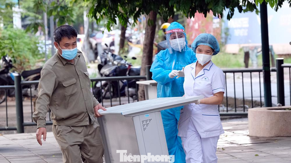 Trước diễn biến dịch COVID-19 tại TP.Hồ Chí Minh hết sức phức tạp, khó lường, tiếp tục lây lan nhanh sang một số địa phương lân cận, cần sớm có các giải pháp hành động quyết liệt, mạnh mẽ, kịp thời kiềm chế, đẩy lùi và kiểm soát tình hình, Hà Nội đã yêu cầu các quận, huyện, thị xã xét nghiệm toàn bộ người dân về từ TP.Hồ Chí Minh trong khoảng thời gian 23/6 đến 7/7.