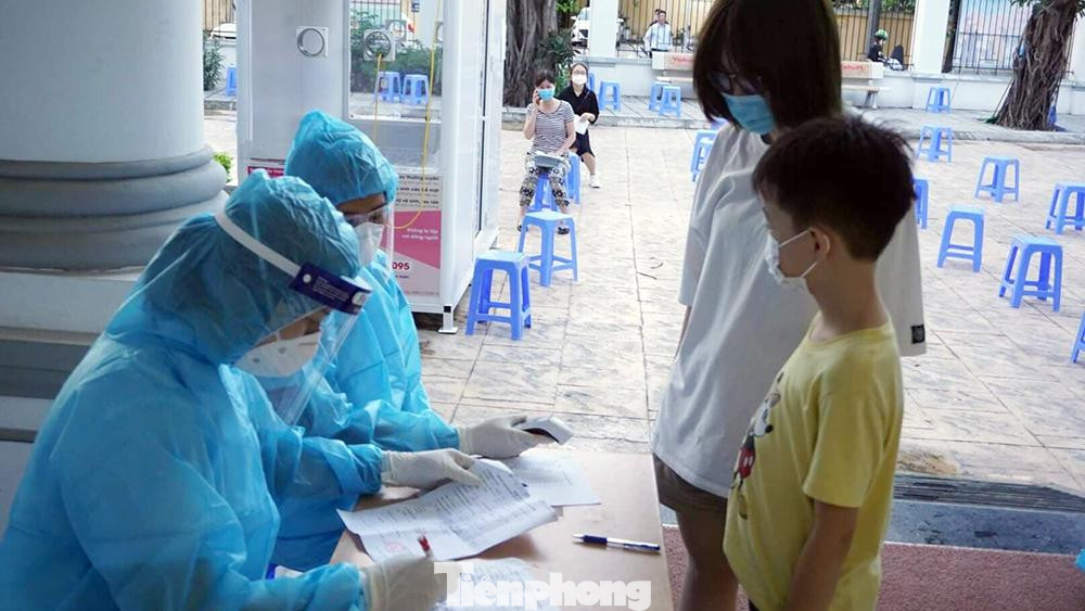 Sáng 10/7, Trung tâm Y tế quận Thanh Xuân đã lấy mẫu xét nghiệm cho 278 trường hợp trở về từ TP.Hồ Chí Minh.