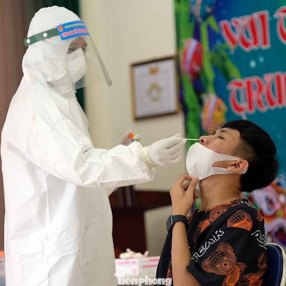 Cán bộ y tế phường được trang bị đầy đủ đồ bảo hộ để đảm bảo an toàn phòng chống dịch.