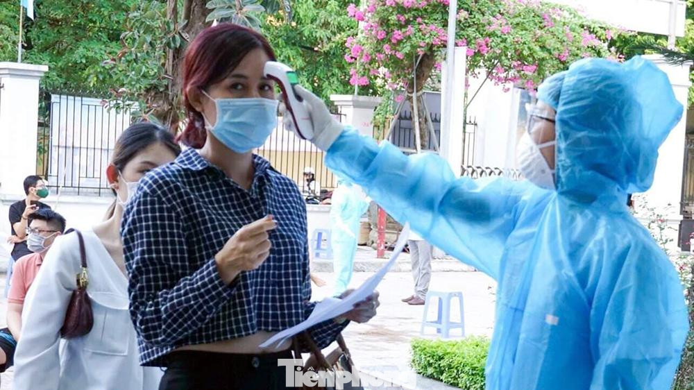 Mục đích lấy mẫu nhằm phát hiện sớm nhất trường hợp nhiễm SARS-CoV-2 trong cộng đồng để triển khai các hoạt động truy vết, khoanh vùng xử lý, không để dịch lan rộng.