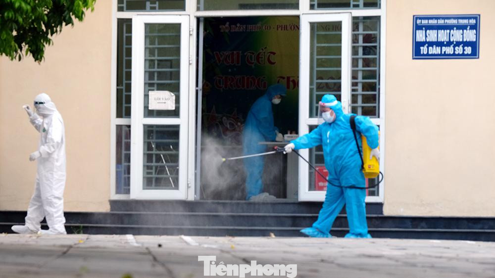 Kết thúc buổi lấy mẫu xét nghiệm chiều 10/7, công tác phun khử khuẩn toàn bộ khu vực.