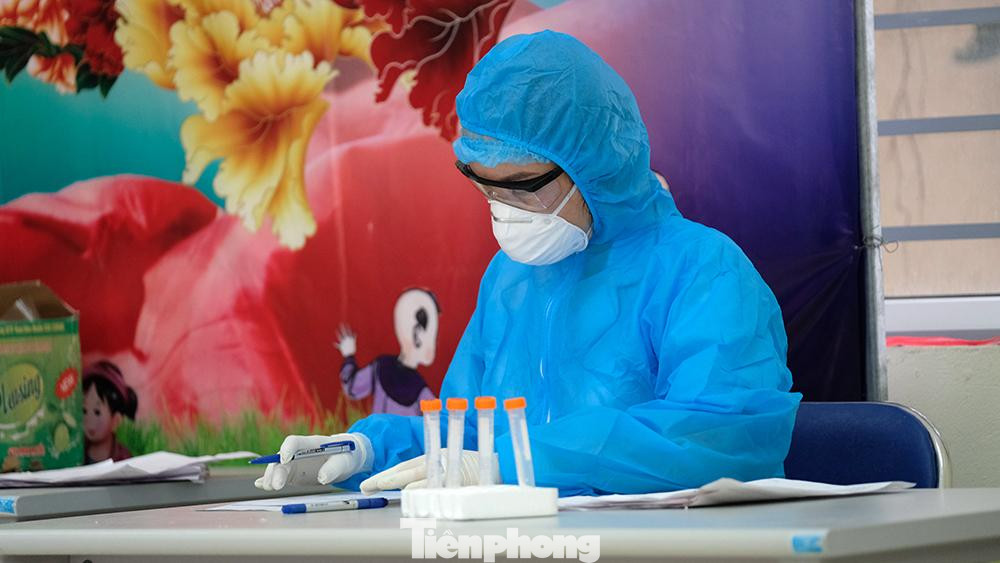 Tại quận Cầu Giấy, người dân đến làm xét nghiệm COVID-19 sẽ được xếp hàng đảm bảo giãn cách.