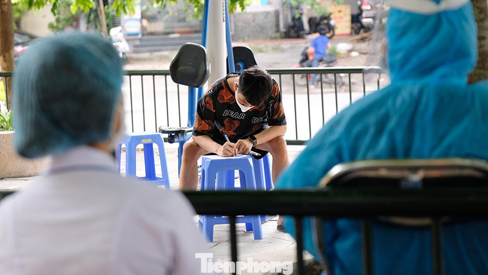 Người dân đều có ý thức đeo khẩu trang y tế phòng dịch khi đi lấy mẫu xét nghiệm.