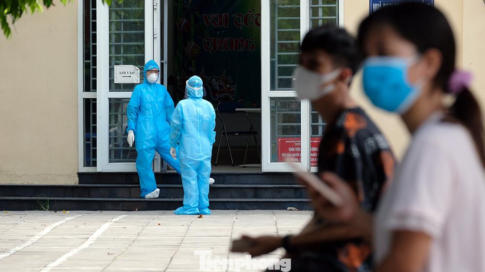 Ngoài việc khai báo y tế và lấy mẫu xét nghiệm COVID-19 3 lần, tất cả những đối tượng trên đều phải tuân thủ nhiệm vụ tự cách ly tại nhà 7 ngày, tiếp tục tự theo dõi sức khỏe trong thời gian 7 ngày tiếp theo kể từ ngày cuối cùng đến/ở TP.Hồ Chí Minh.