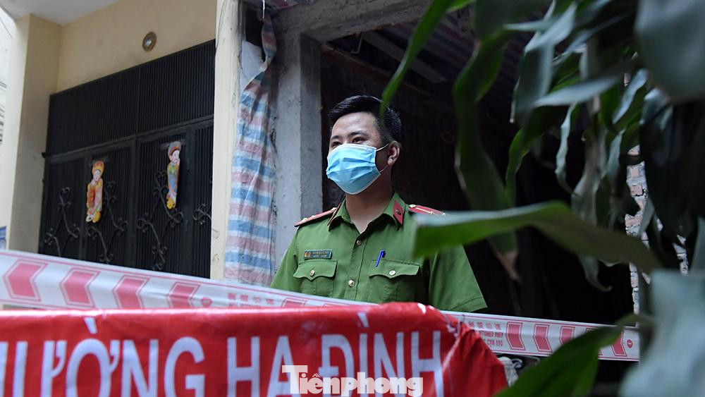 Trung tâm Y tế phối hợp với phường Hạ Đình lấy mẫu xét nghiệm và chuyển cách ly tập trung 12 trường hợp F1; tiếp tục điều tra, truy vết các trường hợp F1, F2, F3.