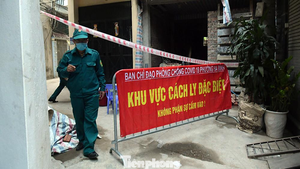 Ngày 17/5, CDC Hà Nội thông tin 1 ca nhiễm mới trên địa bàn quận Thanh Xuân liên quan đến Bệnh viện K Tân Triều. Cụ thể, đó là bệnh nhân T.V.H., nam, 60 tuổi. Địa chỉ ở số 16, ngõ 212 đường Khương Đình, phường Hạ Đình, quận Thanh Xuân. Bệnh nhân H. đưa người nhà đi khám tại Khoa Khám bệnh, Bệnh viện K ngày 5/5, ngày 8/5, bệnh nhân được lấy mẫu lần 1 cho kết quả âm tính với SARS-CoV-2 và cách ly tại nhà.