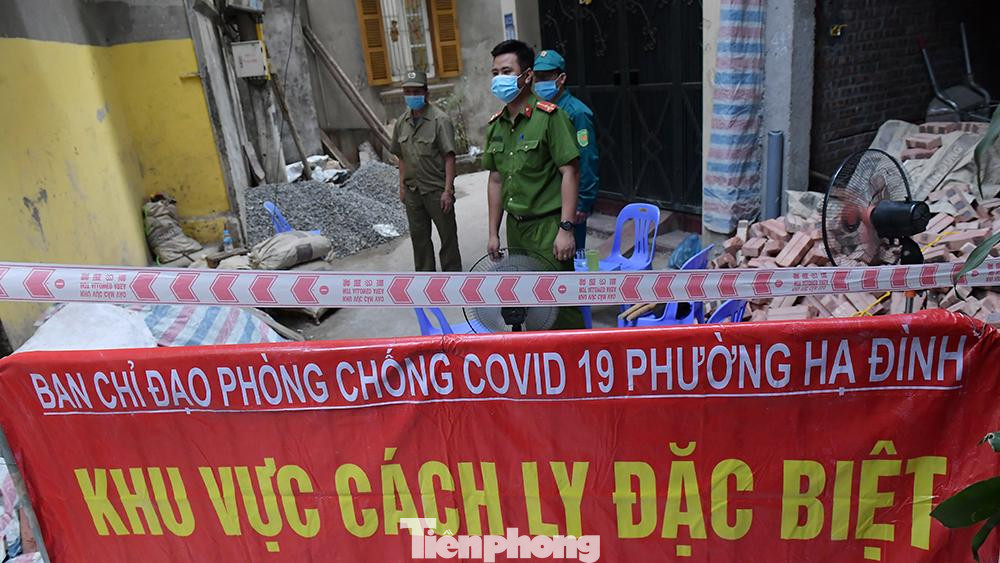 Qua điều tra dịch tễ, sau khi bệnh nhân đưa người nhà đi khám tại Bệnh viên K Tân Triều, về nhà chỉ tiếp xúc với vợ. Ngày 7/5, UBND phường Hạ Đình có quyết định cách ly bệnh nhân tại nhà.