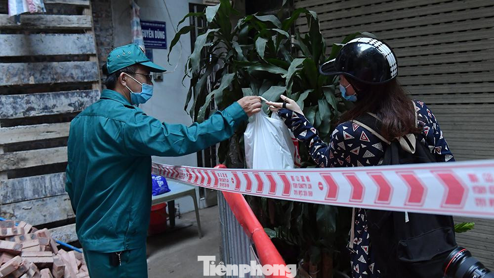 Ngay sau khi có thông tin về trường hợp mắc COVID-19 trên địa bàn quận, chiều 17/5, lực lượng chức năng quận Thanh Xuân và phường Hạ Đình đã tiến hành khử khuẩn, phong tỏa 20 hộ dân tại ngõ 212 Khương Đình.