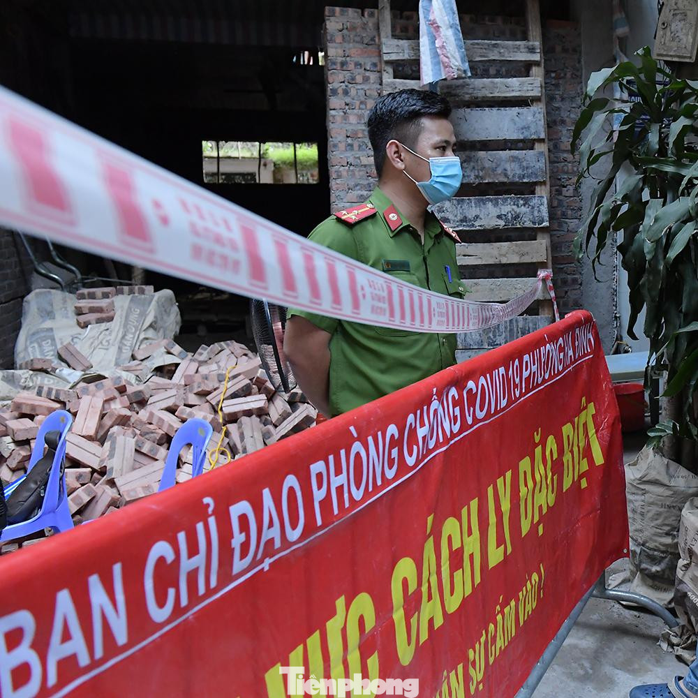 Ngày 16/5, bệnh nhân có triệu chứng sốt, ho được lấy mẫu lần 2 và chuyển Bệnh viện Đa khoa Hà Đông điều trị, kết quả xét nghiệm dương tính ngày 17/5 (mẫu xét nghiệm do CDC Hà Nội).