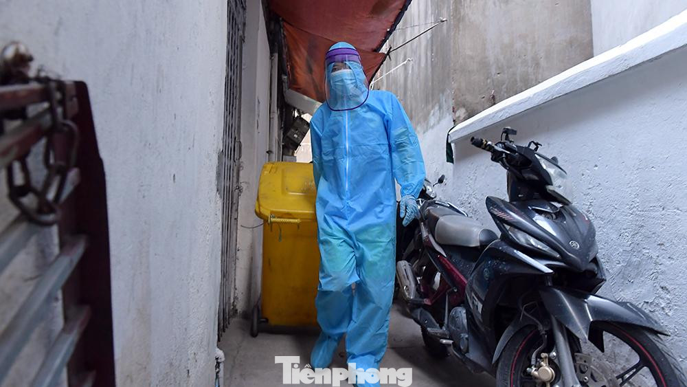 Trung tâm Y tế quận đã lấy mẫu xét nghiệm cho gần 100 người trong 20 hộ thuộc khu vực phong tỏa tạm thời; lấy mẫu xét nghiệm đối với 22 trường hợp liên quan.